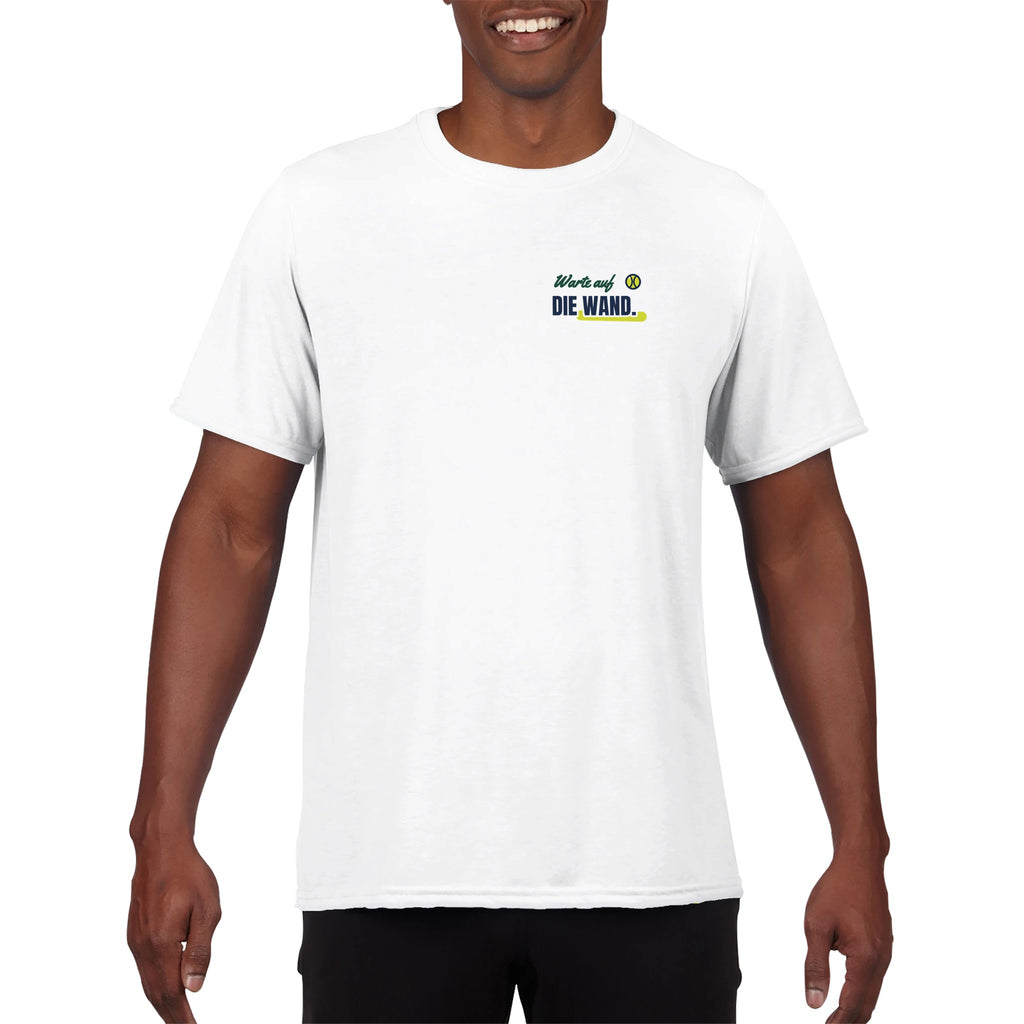 Warte auf die Wand – Funktionsshirt in Weiß, getragen, vorne