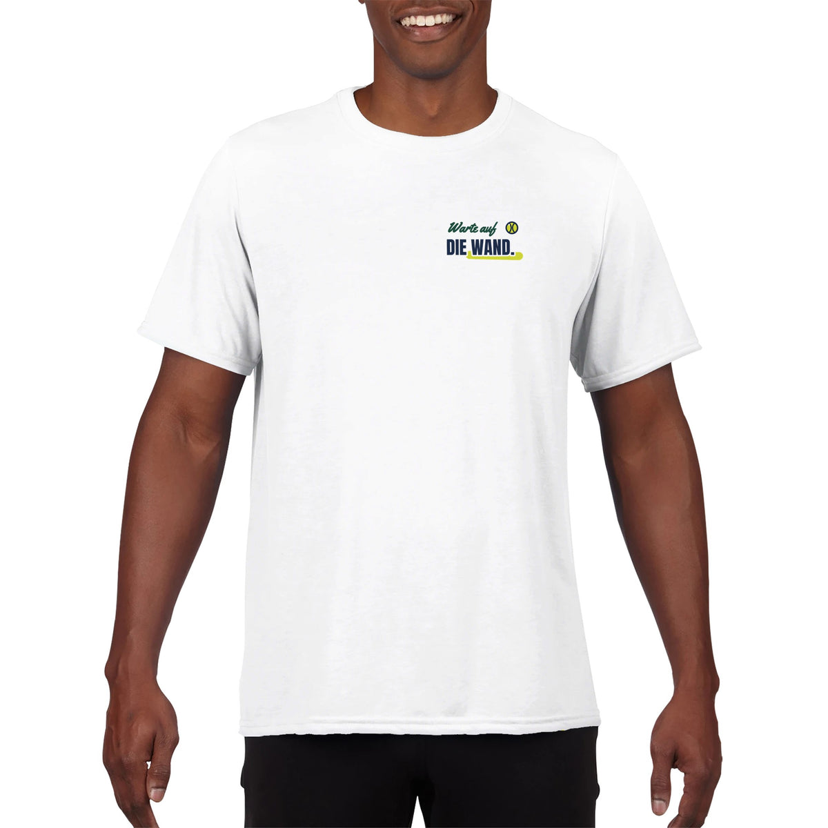 Warte auf die Wand – Funktionsshirt in Weiß, getragen, vorne