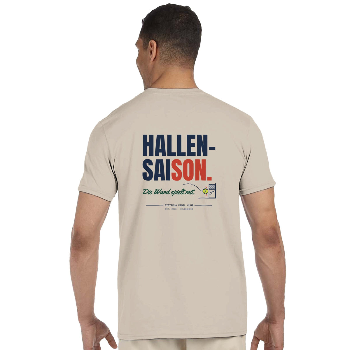 Hallensaison – T-Shirt Rückendruck in Sand – getragen, Rückseite