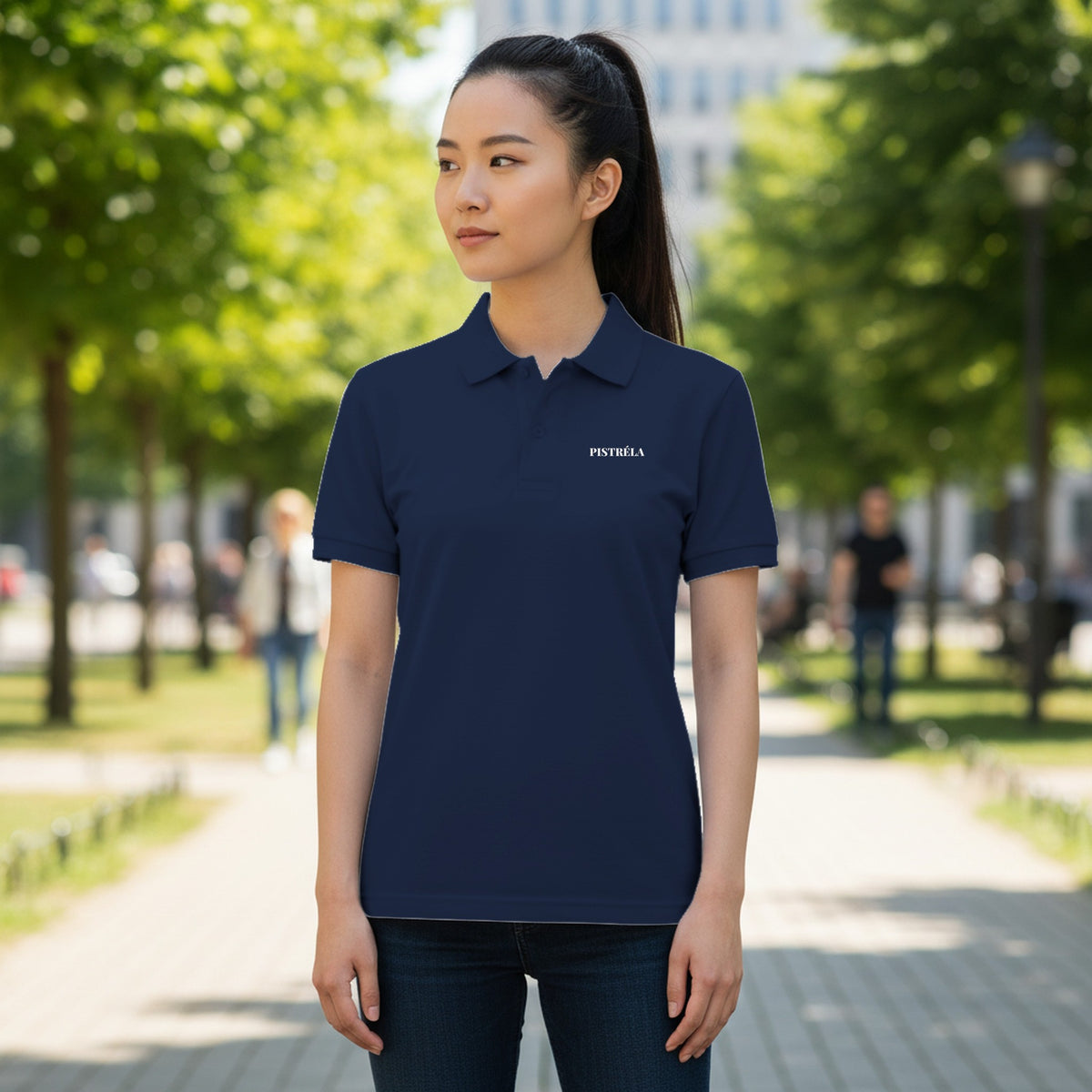 Vom Tennis zum Padel – Polo in Navy – getragen, draußen